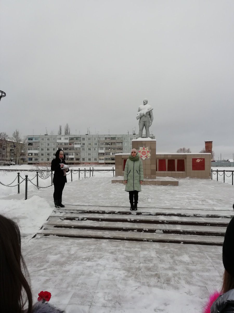 9 декабря в нашей стране вспоминают героев России. В с.п. Черновский состоялся митинг, в нем приняли участие коллектив школы и детского сада, обучающиеся, воспитанники и их родители. "Никто не забыт, ничто не забыто"