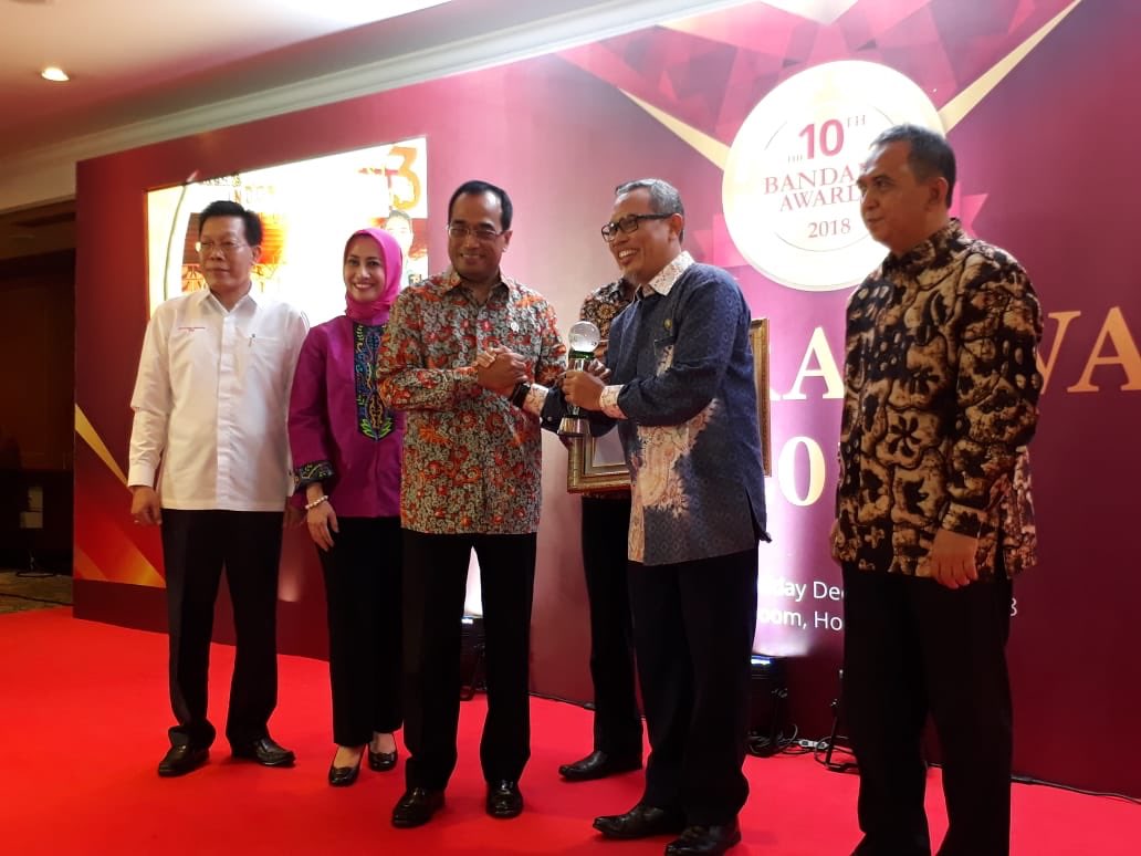 INJairports's tweet photo. Menteri Perhubungan @BudiKaryaS menyerahkan penghargaan Best Airport of The Year kepada Terminal 3 Bandara Soekarno-Hatta @CGK_AP2 dalam ajang Bandara Awards 2018. Penilaian dilakukan kepada 105 bandara di Indonesia berdasarkan kuesioner kepada para penumpang. https://t.co/vGFrLtoIYS