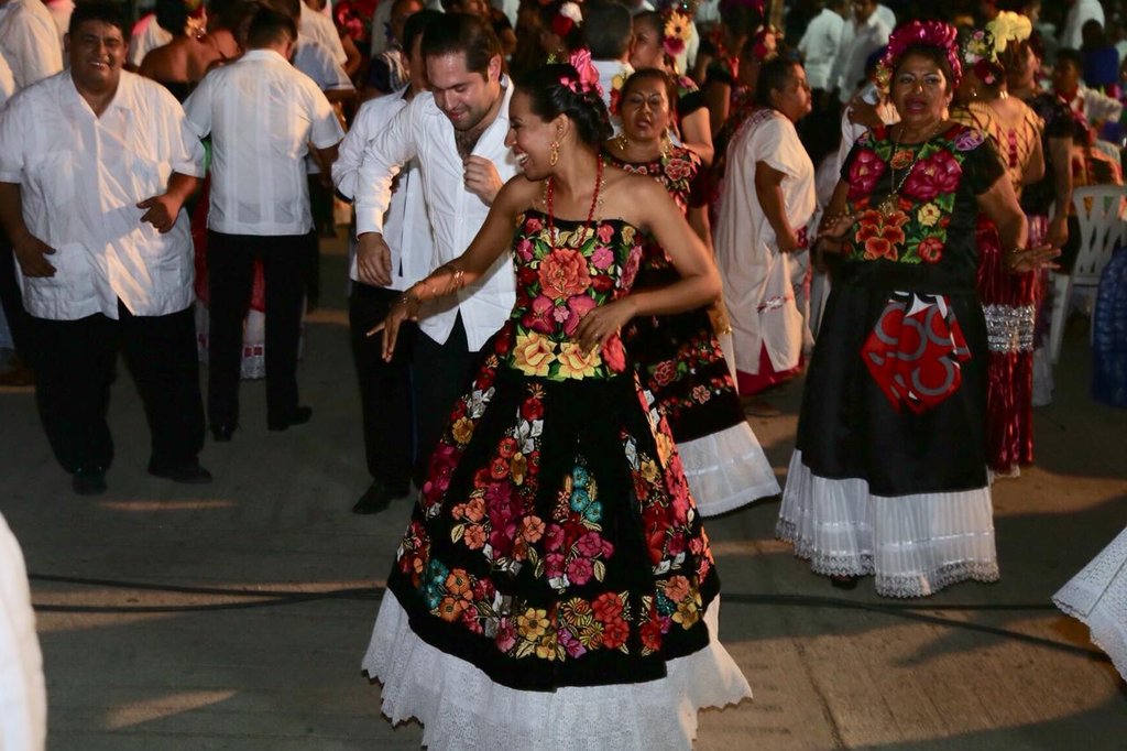 RaulBCCue's tweet photo. Fue un gusto participar en la Vela Xunaxi Juquila con motivo de las festividades de la Virgen de Juquila. Gracias a Pedro Villacaña y su esposa, María Palomec Chiñas por la invitación. https://t.co/uL3kGp2QzS