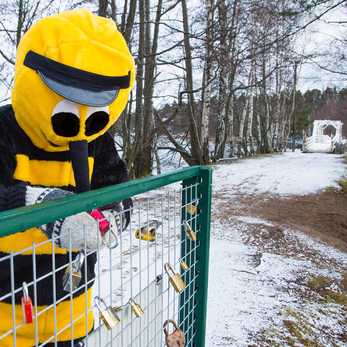 Länskis laskeutuu Liessaaren sillalle ja näkee telineen, johon on kiinnitetty rakkauslukkoja. Länskis rientää telineen luo. Olisiko Tonttu kaivertanut nimensä tähän punaiseen lukkoon? Pettymys on suuri, kun oikeaa nimeä ei löydy. Länskis on umpikujassa. #rakkauslukko #visitlohja