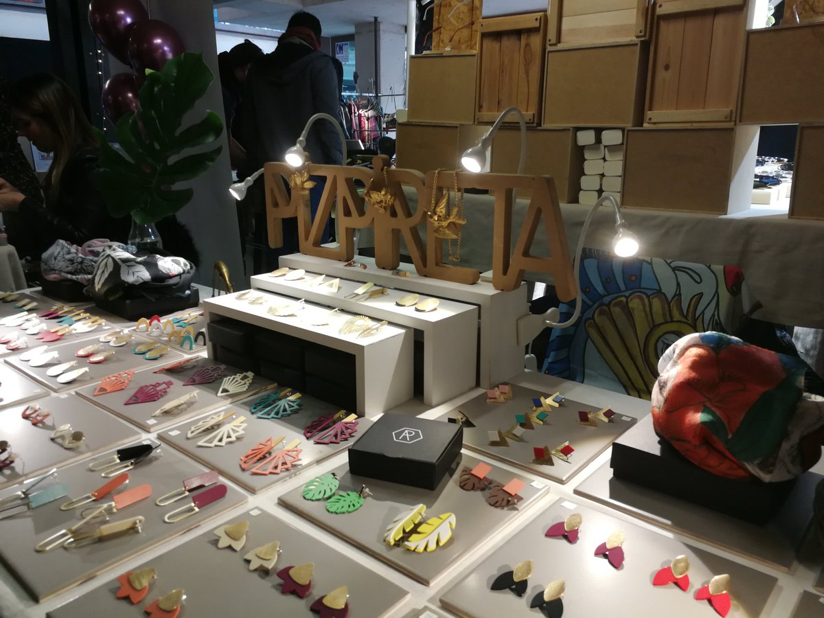 Molly_Market's tweet photo. ¡#Felizdomingo! Hoy volvemos a la carga con más de 90 stands llenos de creaciones únicas hechas por creadores independientes. 👌
👉Os esperamos en el COAM (Hortaleza 63) de 11 a 20:30h.
#market #planesMadrid #regalosdeNavidad https://t.co/5kxtWUaGgE