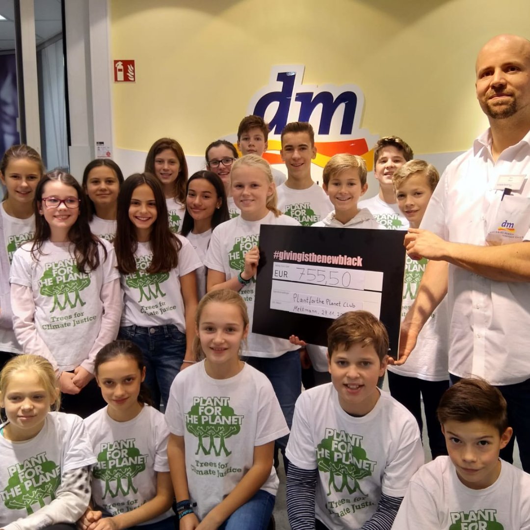 Die Gute Schokolade Nach Der Erfolgreichen Verkostungsaktion Von Dieguteschokolade Erhalt Der Plant For The Planet Club Mettmann Beim Givingfriday Von Dm Uber 750 An Spenden Danke Plantfortheplanet T Co I2kmvb0cmo