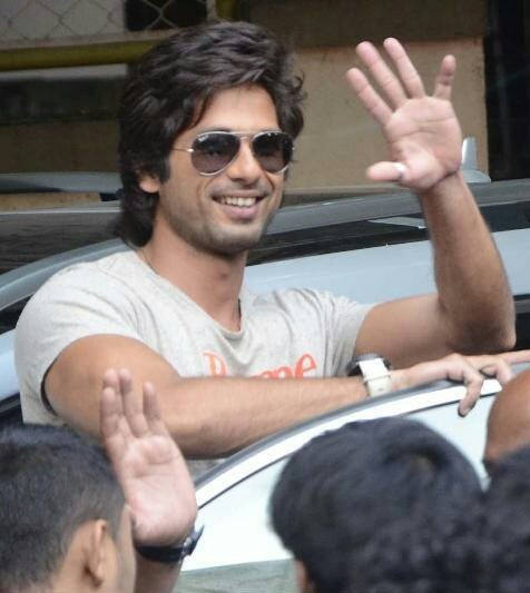 ShanaticAddi's tweet photo. #HappySunday🌞 @shahidkapoor #ShabirSingh😙 and all my friends #Shanatics #Mishatics #Miranatics #Zainatics vi auguro una giornata❤ #FunyDay to all😝. Shahid lo so: sono tardiva ma per me adesso comincia la giornata 😂 alle 10 di mattino. https://t.co/VReH99gUlS