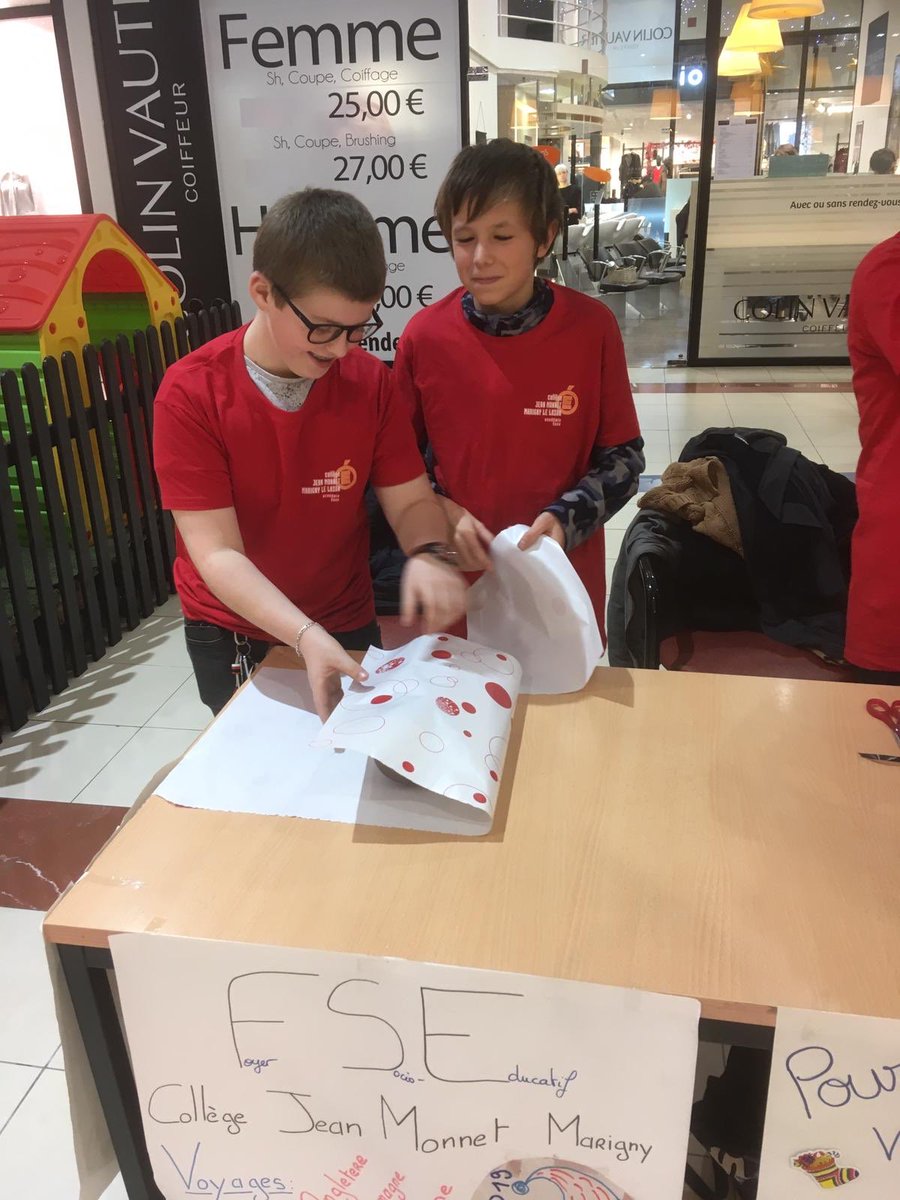 Emballage des cadeaux au  Leclerc Agneaux au profit du FSE du collège !  Merci aux élèves, parents et équipe du collège  et tout particulièrement  à Mme Dumesnil qui ont consacré une partie  du WE permettant de diminuer le coût des séjours pour les familles👍🏻 #jaimemoncollege