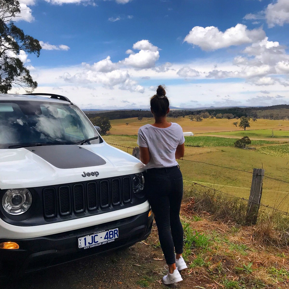 georgieparker's tweet image. Water good view! When I saw a sign saying we were driving past Mt Franklin, I just couldnt bottle up my excitement.I know this could be a recycled joke, but I had to keep a lid on it while driving up the mountain. Couldnt get there without my @cityjeep renegade🚙 #bucketliststuff