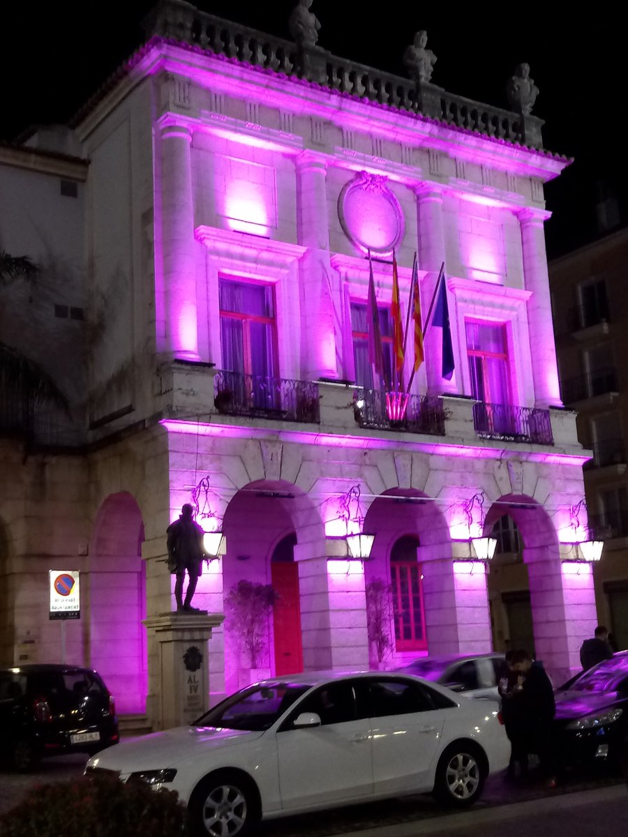 Paupea31's tweet photo. Gandia també es pinta de morat! #niunamenys #encontradelaviolènciadegènere #MASE2018 https://t.co/UC6MkLtNCa