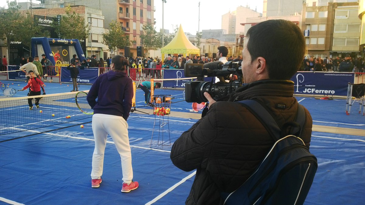 FundJCFerrero's tweet photo. Que gran Dia hemos vivido con @anabelmedina capitana de @FedCup_es 
Valores y niños en un espectacular @StreetTenis y apoyando el deporte femenino @myd_csd 
Gracias a @fundaciondepjov https://t.co/Rnz3lntQLW