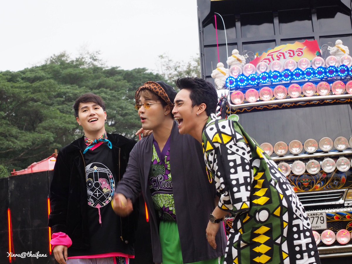 PoomAF11FC's tweet photo. พบความสดใสจาก #KKP #KKongPoom
กับ Live งาน #BigMountainMusicFestival #BMMF9 
ที่ #AISPlay 
เวลา 5 โมงเย็น
สดใสแค่ไหน ดูได้จากสีชุดค่ะ
@K_AF9 @KongkietTawong @Poom_AF11 #เคก้องภูมิ #เคก้องพูม
#GrandCompilation2018 #GRANDMUSIK https://t.co/wNozyRJy9J