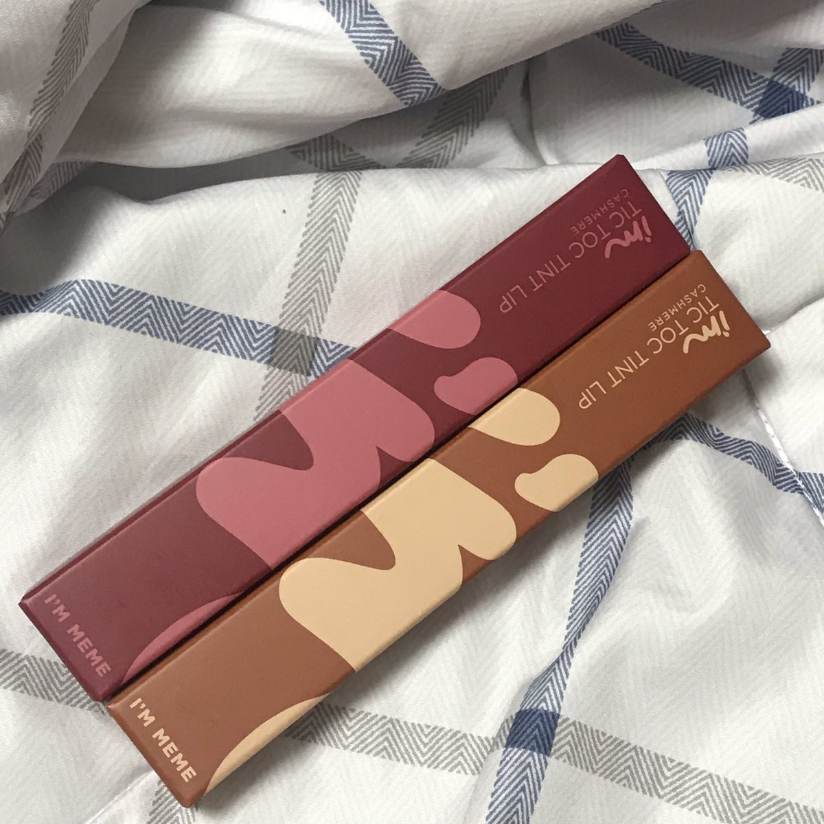 Roaroadl's tweet image. ^^.. 안쓰는 색이라 무나하겠습니다..
오늘 배송 온 새제품.. 아임미미 틱톡틴트입니다.. 알티만 해보세요.. 어마무시한 색이라 가질 사람이 있을진 모르겠으나.. 민혀니랑 종혀니 컴백도 했으니 기분도 좋습니다.. 가지세요..٩(●˙▿˙●)۶ 추첨은.. 이번주 안에..