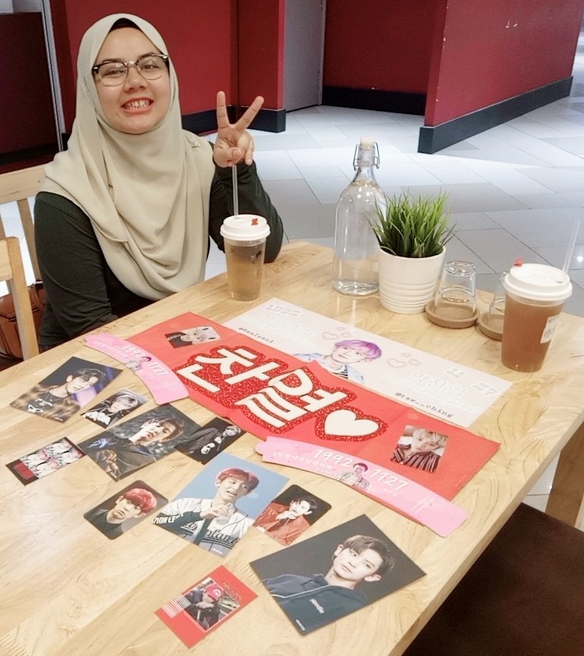 wanihyunni's tweet photo. A very happy birthday to the man himself #EXO Chanyeol. Had fun collecting lotsss of freebies. Til next time @HajarKim ! Thank you @yeoliyeoli27 for the successful event~ #PCY27THBDAY #HAPYYCHANYEOLDAY #HappyLoeyDay @weareoneEXO https://t.co/Xwh4rjU9qy