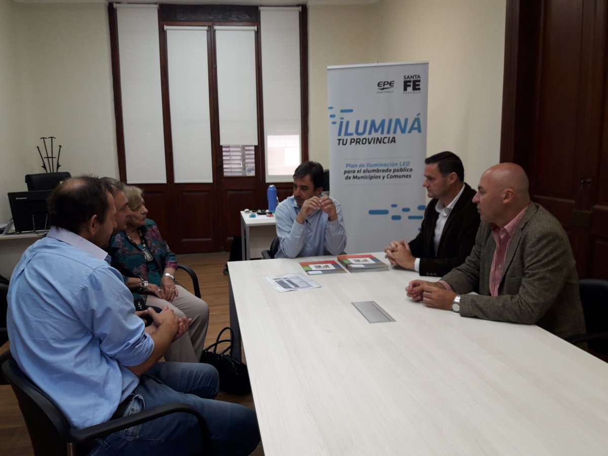 MarceDellaporta's tweet photo. Estamos reunidos con el Subsecretario de Coordinación del Gobierno Provincial @lcaturelli, el Coord. del nodo Región 3 @ClaudioStalder y  Presidentes comunales del Dto Las Colonias firmando convenios en el marco del Progrma Iluminá tu Provincia.  #SantaFeConTodo 
@GobSantaFe https://t.co/mOjE2cMYlS