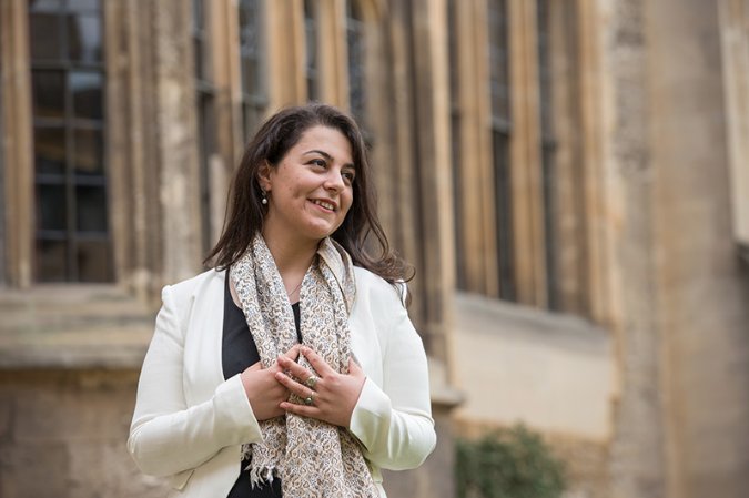 UniofOxford's tweet photo. As a 15-year-old living in Syria, Manar Marzouk dreamt of a career working with Médecins Sans Frontières. In 2016, Manar moved from Syria in order to fulfil her dream of studying @UniofOxford. Read more about her life-changing experience: https://t.co/ck9FyDZ1zK https://t.co/OXtQqgGFnV