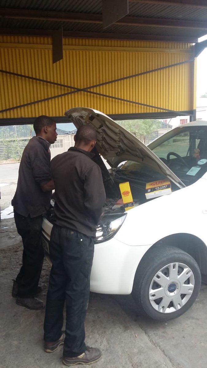 Hiwaybande's tweet photo. Hi Way Bande Oudtshoorn busy with a minor service #hiwaybande #onshetjoubande #wehaveyourtyres #oudtshoorn https://t.co/n7yaeO1h6K
