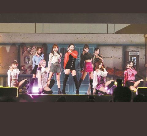 twiceperest's tweet photo. Bizi seven hayranlarımızla beraber olmak istedik. Onları mutlu etmenin bir yolu da şarkı çıkarmak.
                              ~TWİCE~ 
(Bu yüzden new şarkı geliyor. )
#twice#twiceonce #jihyo #sana #tzuyu #jeongyeon #chaeyoung #dahyun #mina #nayeon #momo #twiceturkey #once https://t.co/WQ3M9Okw3Y
