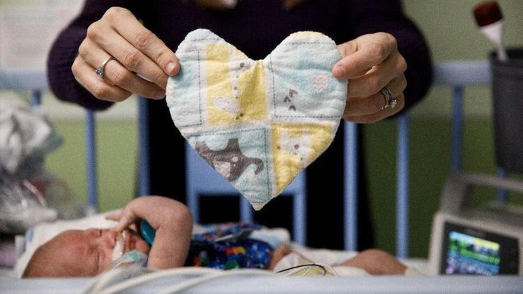 chicagotribune's tweet photo. Heart-shaped cloths carrying the scent of moms and dads help soothe NICU babies, promote bonding https://t.co/qKusRfVWlx https://t.co/ugOuetPYTu