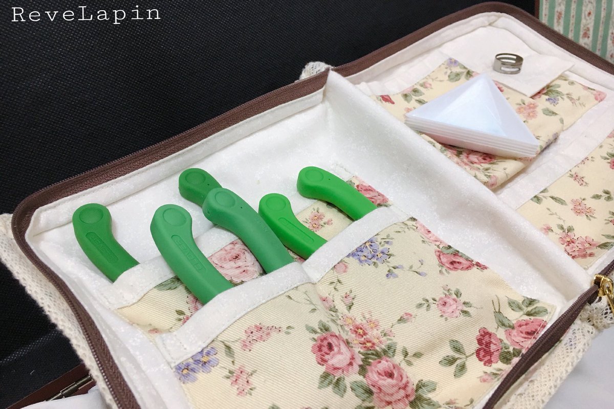 Revelapin ツールケース レースで周りをあしらって可愛さupです 左側のポケットには工具が4本 右側には三角トレーや指管など小さなものをしまう事ができます ツールケース レース 花柄 ばら ハンドメイド 雑貨 お裁縫 布 工具 T Revelapin ツールケース レースで周りをあしらって可愛さupです 左側のポケットには工具が4本 右側には三角トレーや指管など小さなものをしまう事ができます ツールケース レース 花柄 ばら ハンドメイド 雑貨 お裁縫 布 工具 T