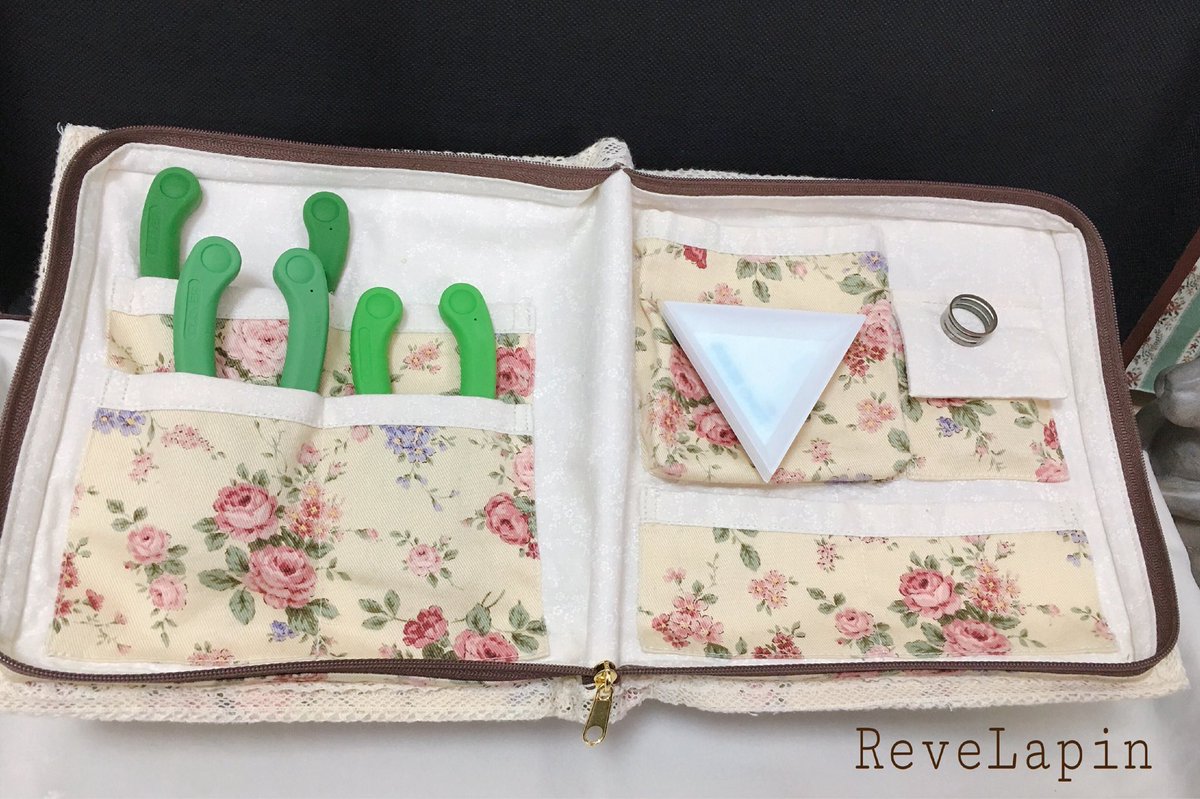 Revelapin ツールケース レースで周りをあしらって可愛さupです 左側のポケットには工具が4本 右側には三角トレーや指管など小さなものをしまう事ができます ツールケース レース 花柄 ばら ハンドメイド 雑貨 お裁縫 布 工具 T Revelapin ツールケース レースで周りをあしらって可愛さupです 左側のポケットには工具が4本 右側には三角トレーや指管など小さなものをしまう事ができます ツールケース レース 花柄 ばら ハンドメイド 雑貨 お裁縫 布 工具 T