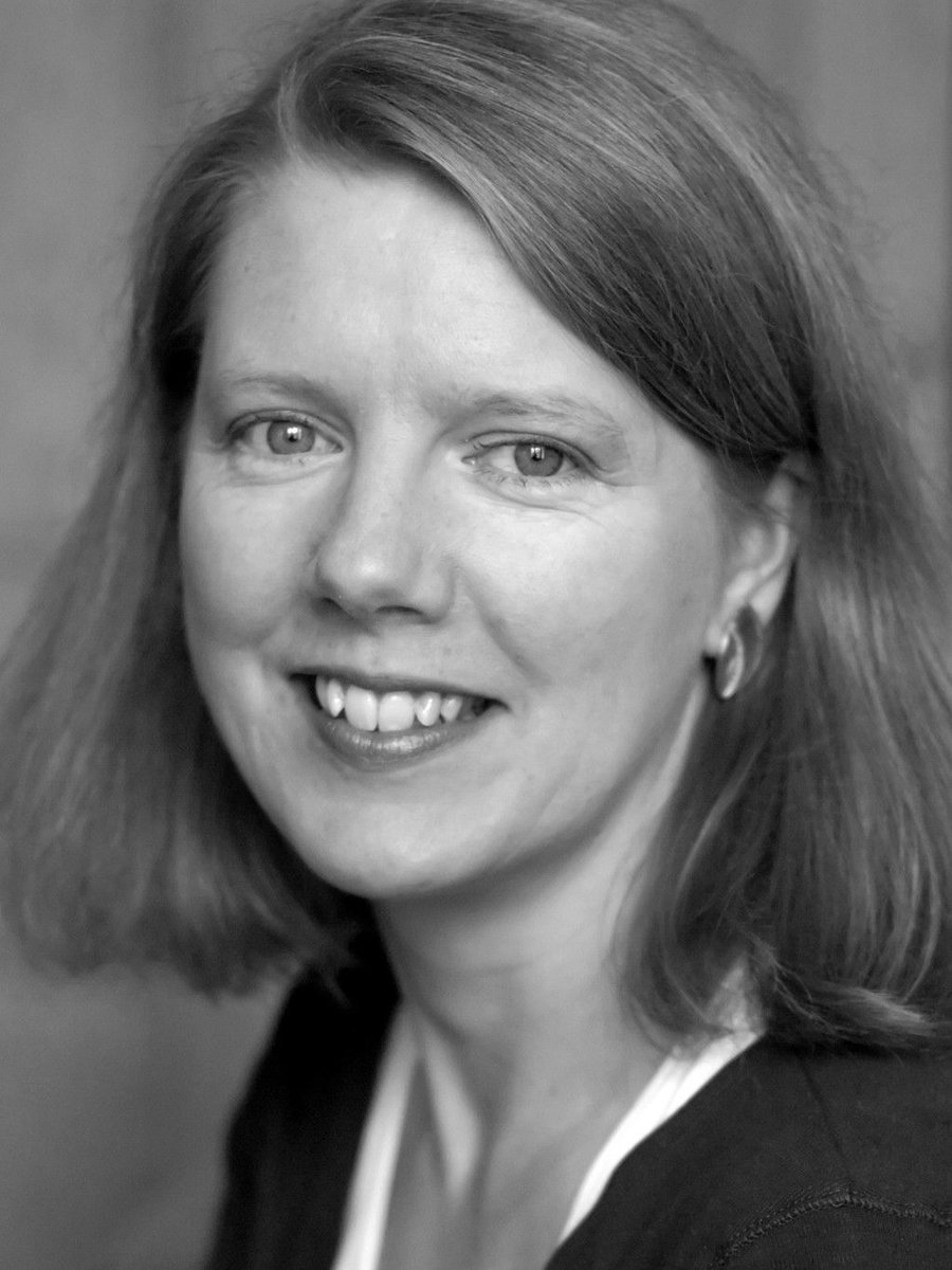 royallitfund's tweet photo. ' #History was no longer about the exciting stories of actual people exploring &amp; fighting, &amp; arguing about how Good Queen Bess was also Bad. It was trying to be a science' Novelist @emma_darwin writes a letter to her younger self https://t.co/P743xAl10L #podcasts #HistFic https://t.co/j4kTnuRMeZ