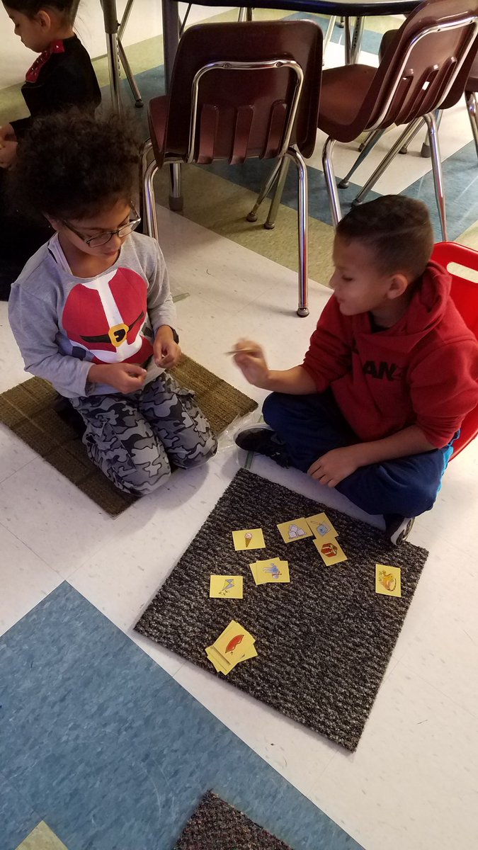 gillESOLedu's tweet photo. Reading and matching words with the same vowel sounds.  #phonicsrocks @WhiteKnollElem #Lex1ESOL https://t.co/EXsCINPnar