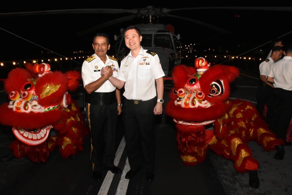 MPA_Barat's tweet photo. A night to celebrate our friendship! Western Fleet Commander and #NavyPeople attending Cocktail Night held at RSS TENACIOUS tonight.
#DefenceDiplomacy
#NavyNews
#MALAPURA2018 https://t.co/uf5tSoooBE