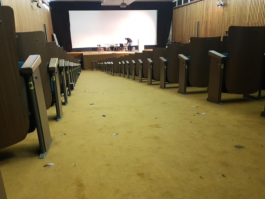PascalSac's tweet photo. En mode "nettoyage de pigeons morts" pour commencer une journée #communication #relationspresse #compublics "occupation transitoire" avec des réunions médias, stakeholders et riverains enchaînées jusqu'à ce soir. Paraît que la #com, c'est surtout de la stratégie... 🤔🙄😉 https://t.co/gkABYYwX0a