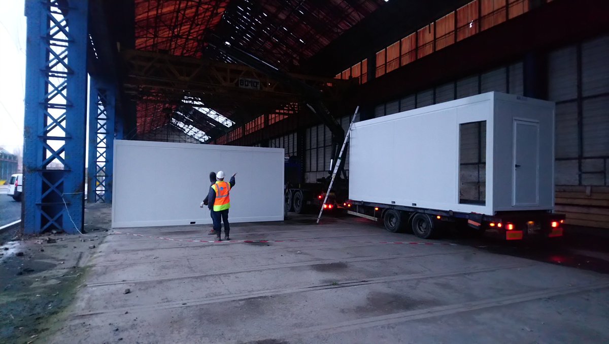 habiter2030's tweet photo. 👉 Ça y est ! Les bases vie sont arrivées à Fives Cail !
#solardecathloneurope2019 #H2030project #HalleB #construction #thesolarchallenge #chantier #basevie https://t.co/a5dY4Vjo1E