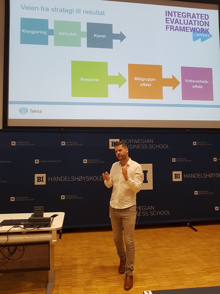 Hvordan måle og vurdere hele verdikjeden? Svein Inge Leirgulen, styremedlem i Kommunikasjonsforeningen, presenterte Amecs rammeverk for måling av kommunikasjonsarbeid i dag. Snart lanserer vi rammeverket på norsk! <a href="/IteoNorge/">Iteo</a> <a href="/HandelshoyskBI/">Handelshøyskolen BI</a> <a href="/AmecOrg/">AmecOrg</a>