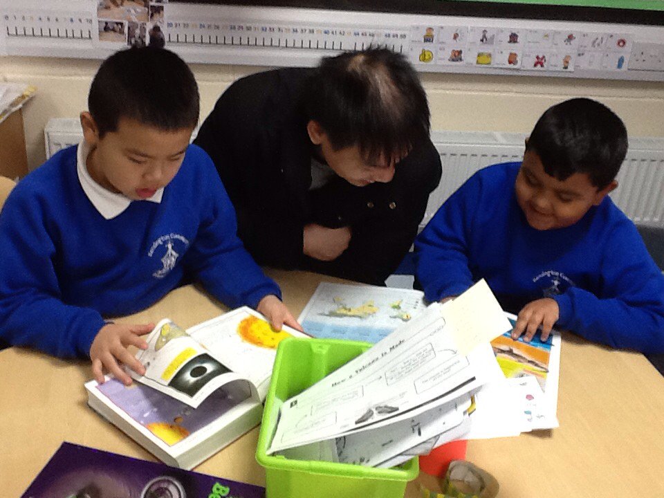 KensingPrimary's tweet photo. 3T's Stay and Read session this morning #reading #exploringbooks https://t.co/MLJl8BV58u