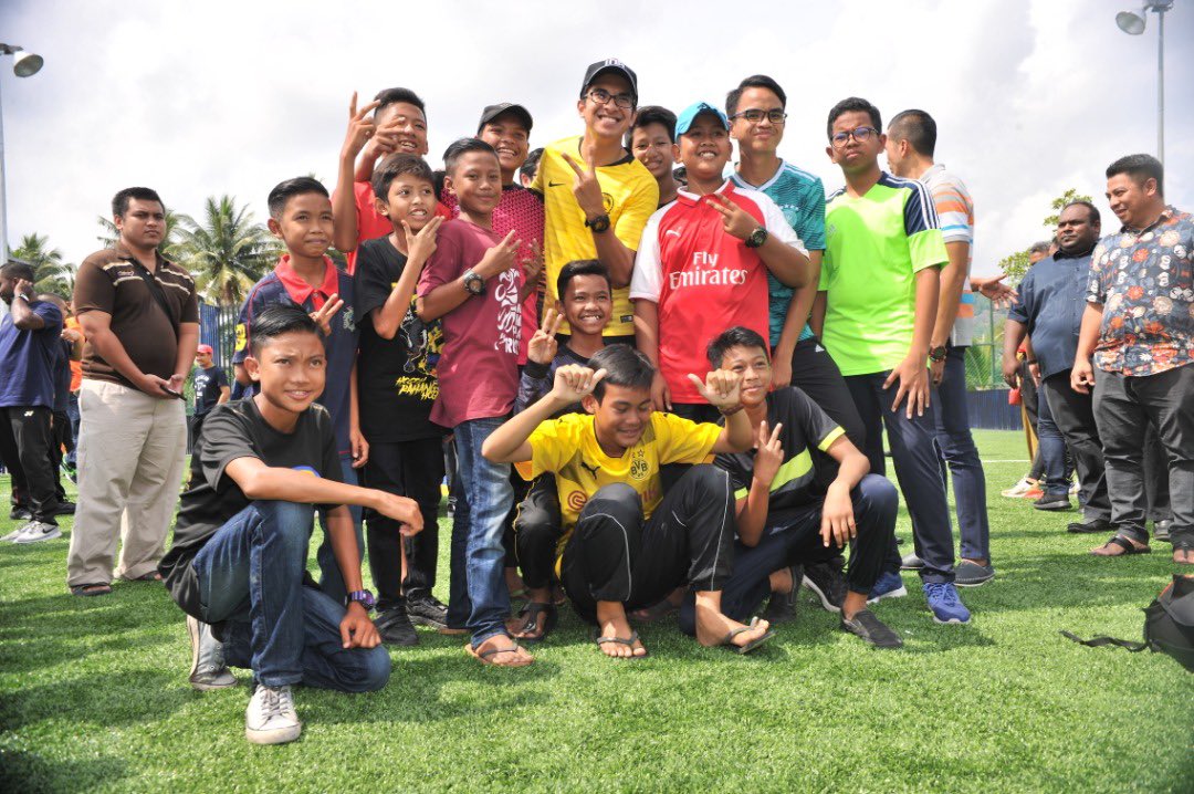 SyedSaddiq's tweet image. 1. Bersama warga Felda Lurah Bilut untuk perasmian Cruyff Court pagi tadi. Terima kasih saya ucapkan kepada Yayasan Hasanah dan Johan Cruyff untuk inisiatif ini.