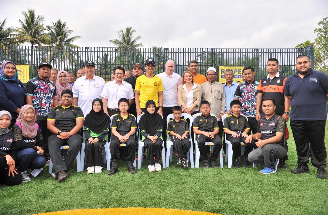 SyedSaddiq's tweet image. 1. Bersama warga Felda Lurah Bilut untuk perasmian Cruyff Court pagi tadi. Terima kasih saya ucapkan kepada Yayasan Hasanah dan Johan Cruyff untuk inisiatif ini.