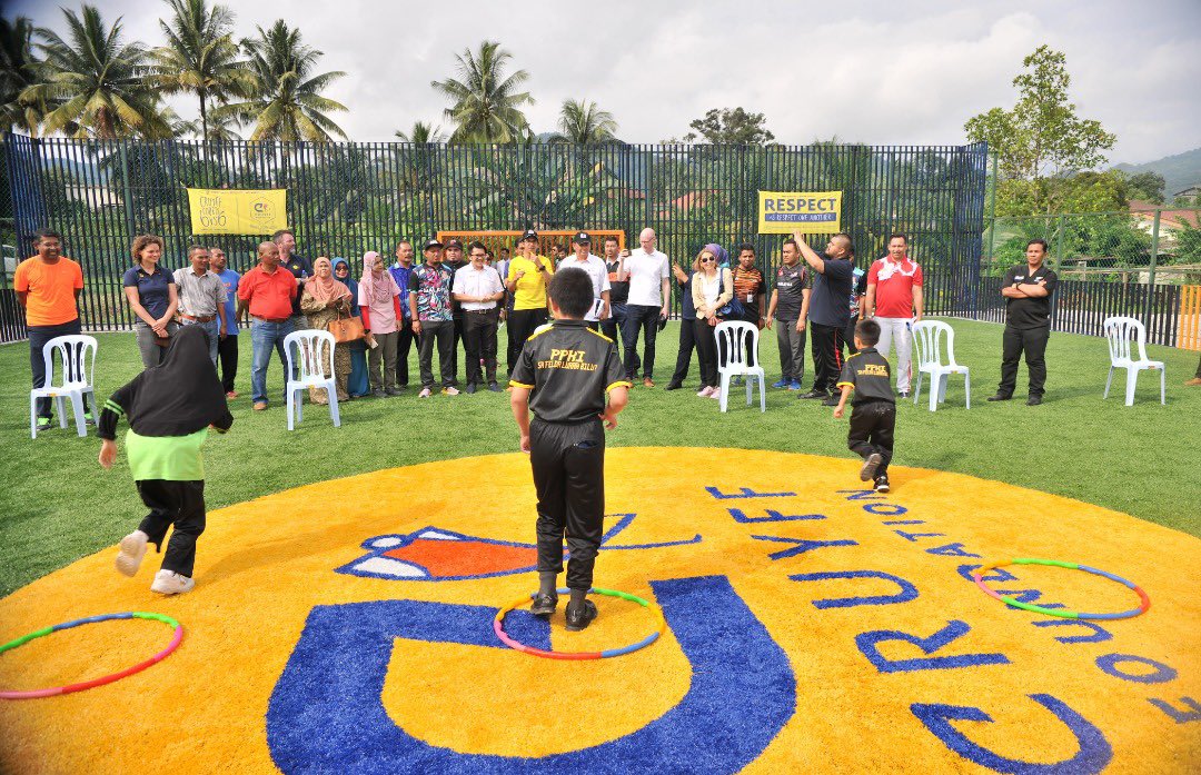 SyedSaddiq's tweet image. 1. Bersama warga Felda Lurah Bilut untuk perasmian Cruyff Court pagi tadi. Terima kasih saya ucapkan kepada Yayasan Hasanah dan Johan Cruyff untuk inisiatif ini.