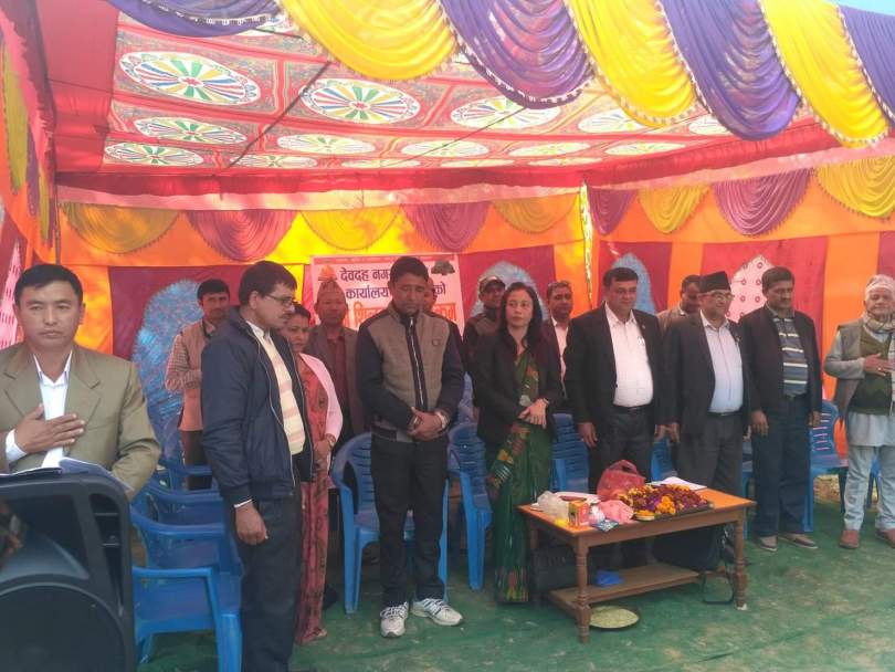 Devdahamun's tweet photo. देवदह नगरपालिका वडा नं ८ को कार्यलय भवनको सिलन्यास गर्दै प्रदेश नं ५ का प्रदेश सभा सदस्य डा.कृष्ण न्यौपाने @mofaganepal @lgcdp https://t.co/2FWrmzBpjK