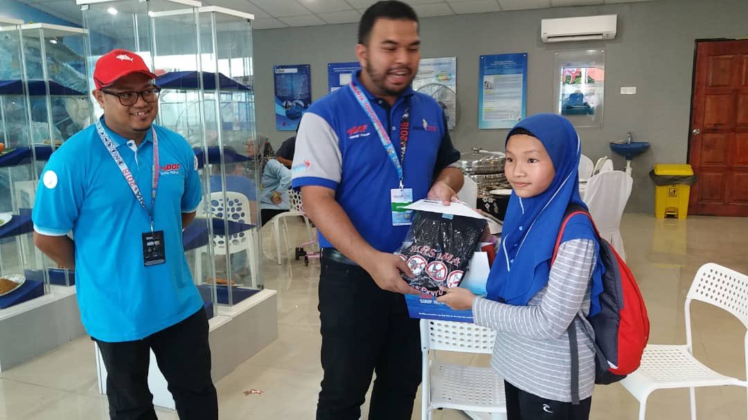 dofmalaysia's tweet photo. Tahniah kpd adik Syahirah yg merupakn pengunjung bertuah yg ke 30,000 di Tuna in The House &amp; Kingdom of Sharks sepanjang #MAHA2018 .Adik ini berjaya mbawa pulang menerima 1 tiket percuma ke Aquaria KLCC &amp; Tshirt Save Our Turtles. #myDOF #PenerajuPerikanan #TamanLautKhazanahNegara https://t.co/8MfarC6dSi