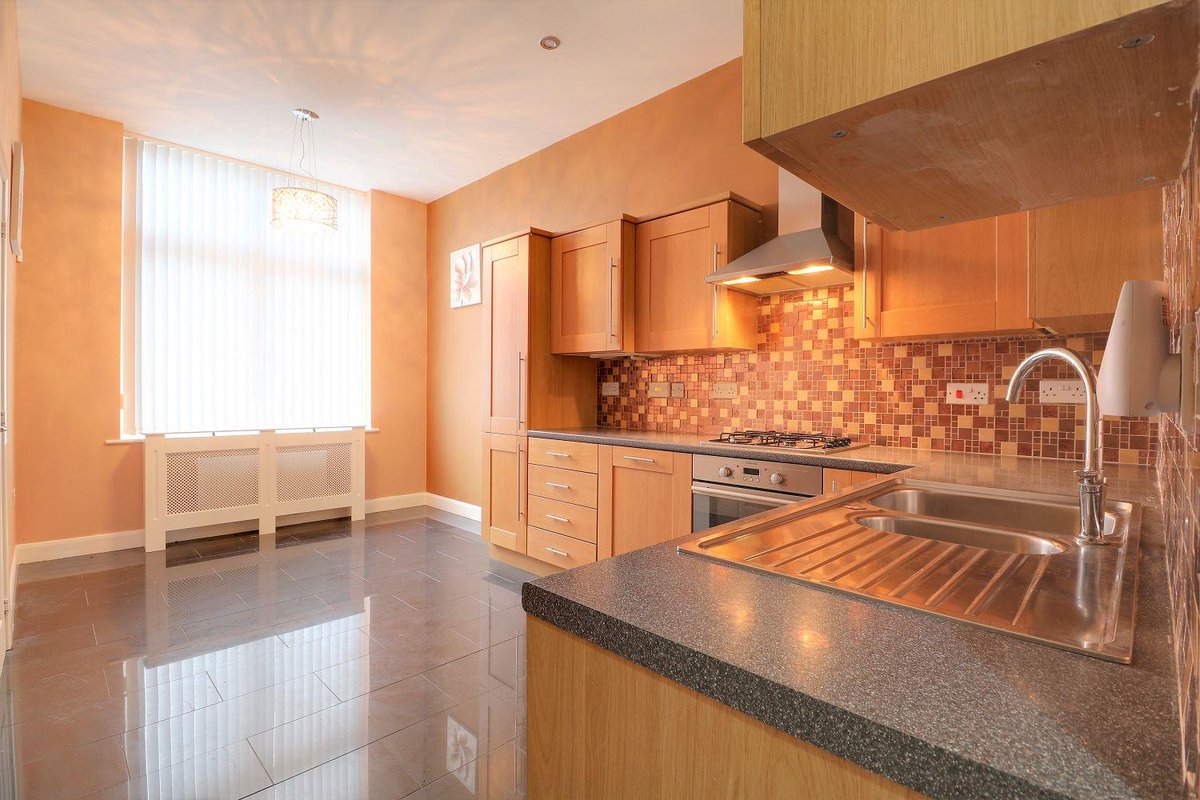 An immaculate three double bedroom family home located in the ever popular Oxley Park area, offered for sale in immaculate condition and with no upper chain. Additional benefits include a superb kitchen diner, two balconies, ensuite and cloakroom

flinklp.haart.co.uk/ForSaleV5/?pro…