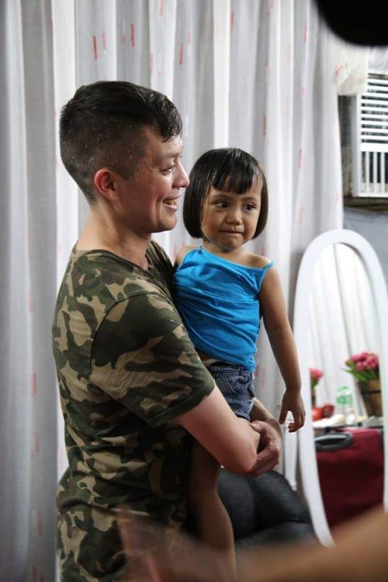 BambooGlobal's tweet photo. "She sees Bamboo on tv almost everyday..so when she finally met him she uttered "Bamboo" then touched his chest as if making sure he is indeed the Bamboo she knows... "  -Emy BG Naga 📸

Thank you Sir @Bamboomusiclive   😍🤗💙 https://t.co/zpf5YHPSbv
