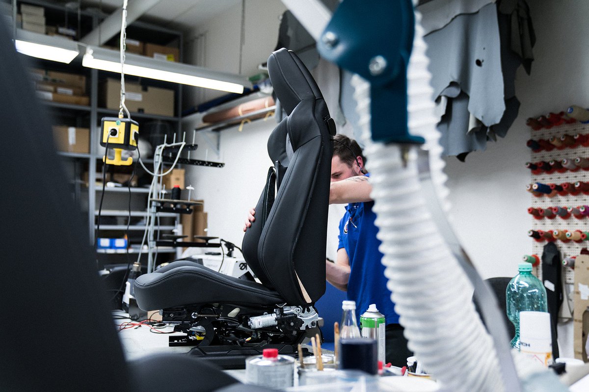 Exclusive Craftsmanship 2/3
The electrically adjustable multicontour clubsport seats offer superior lateral support and combine leather Merino with Alcantara for sportive asthetics and a pleasant seat climate.