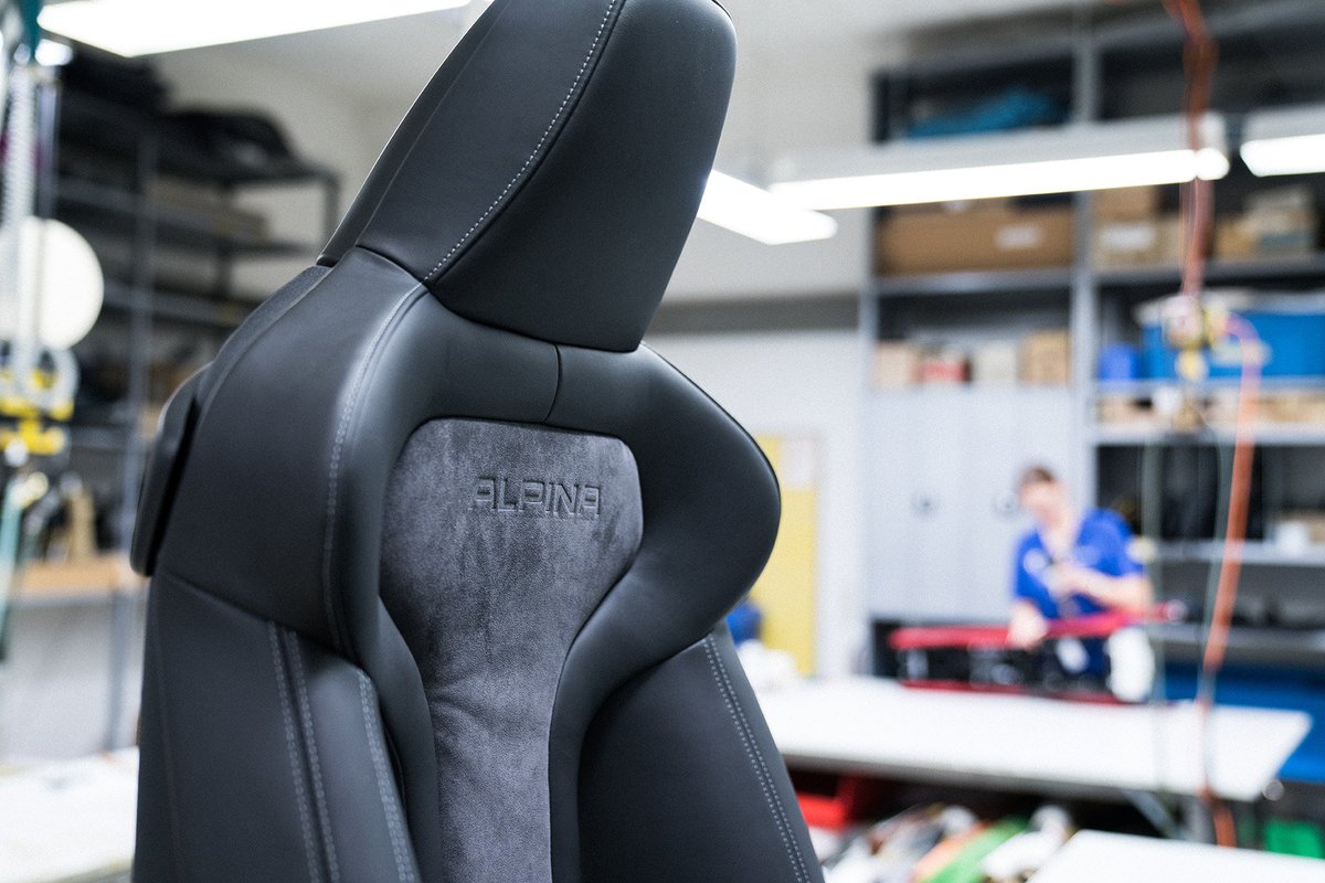 Exclusive Craftsmanship 3/3
The ALPINA lettering is embossed in the backrests using a CNC machined copper stamp heated to 140* C and with a force of 400 kg. The subtle decorative striping on the seat surface is finished in black or orange (with Fire Orange paintwork only),