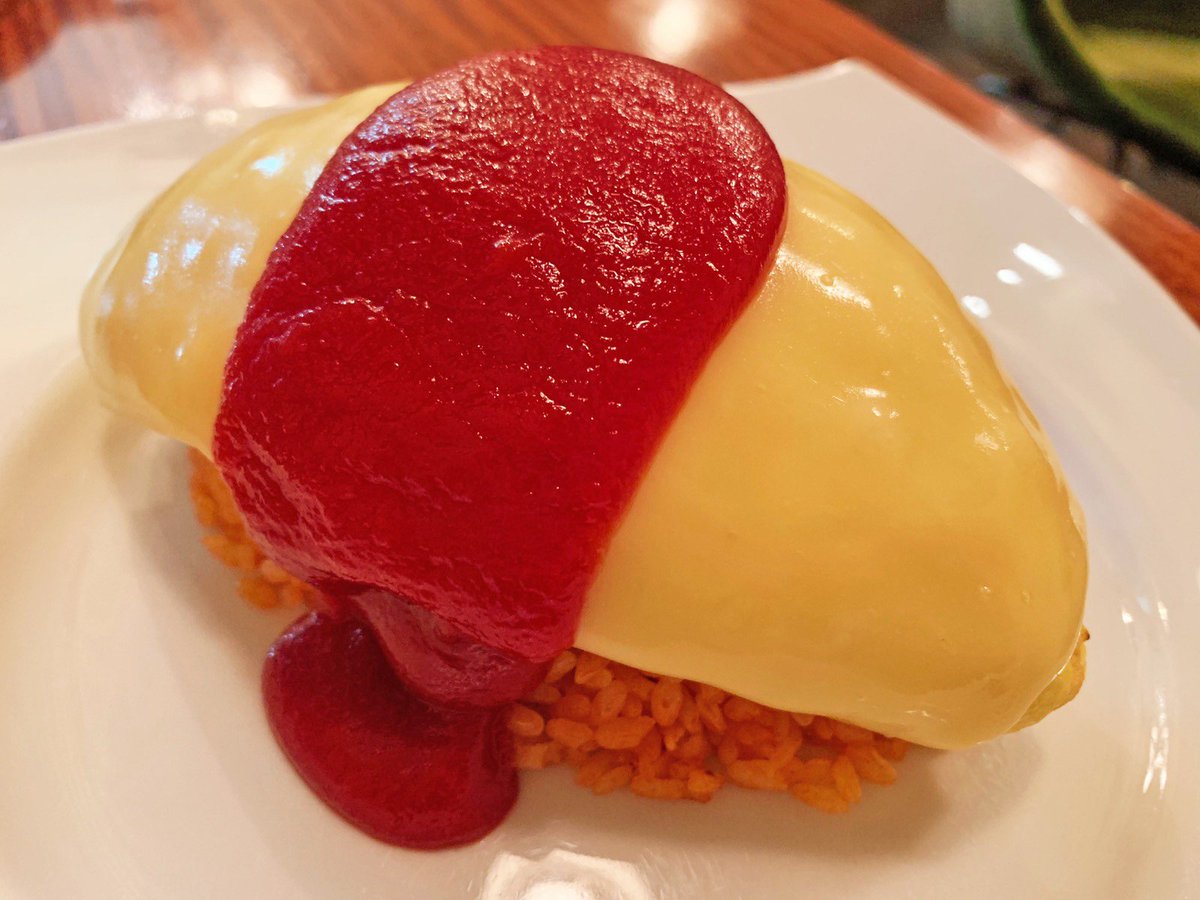 唯一無二の絶品グルメ むにぐるめ ヒュッゲ 千葉 船橋駅から徒歩3分 表面がツヤツヤ輝く きらきらチーズオムライス を食べられるお店 オムライス一面にチーズが乗っており ふっくらとしたフォルムが可愛らしい逸品 口に頬張ると とろっと