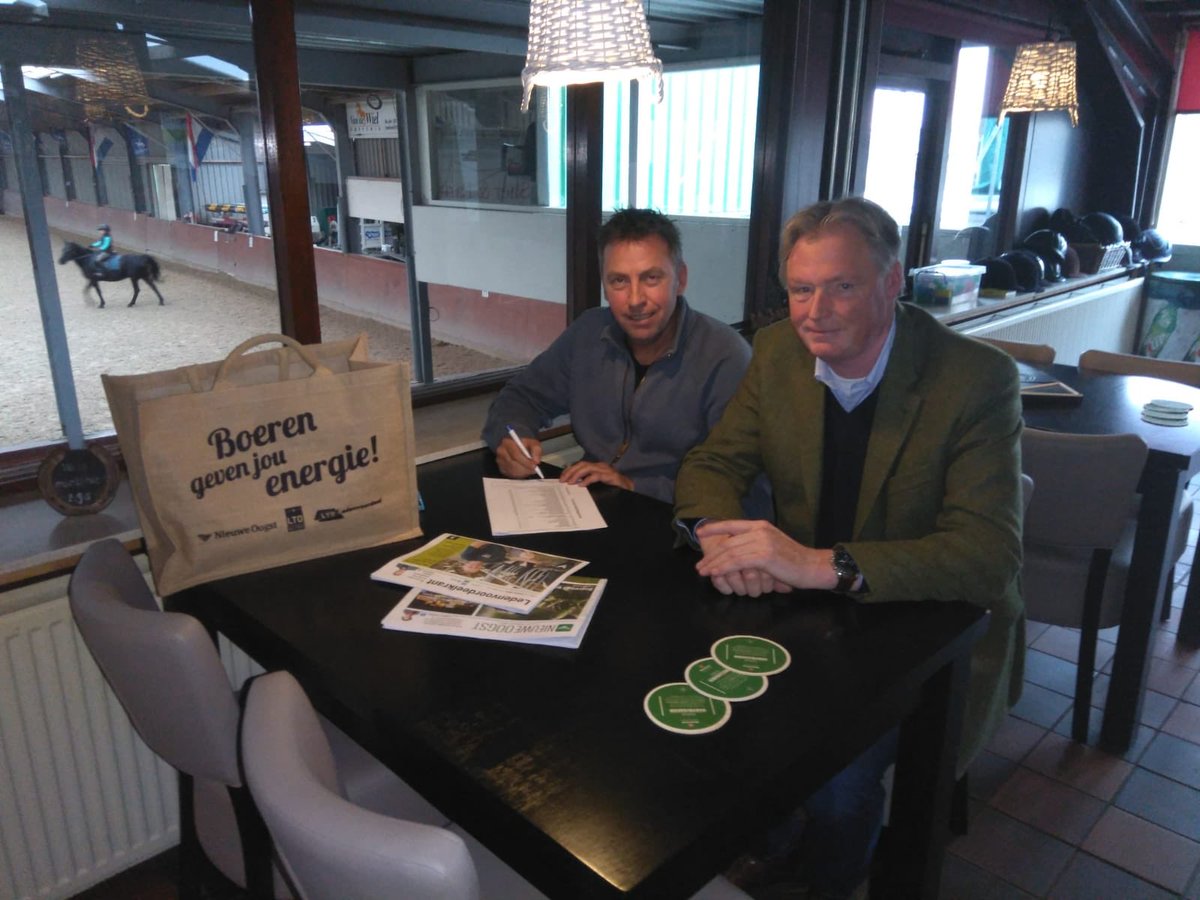 Hippisch Ondernemer van het jaar Manege Middenhof is lid geworden van LTO Paardenhouderij en <a href="/LTONoord/">LTO Noord</a>. Op de foto ondernemer Rob van der Voort en <a href="/matthijsmaat/">Matthijs Maat</a>
