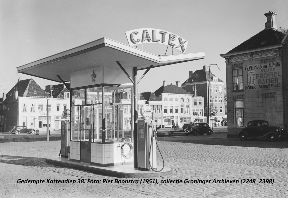 Erfgoed050's tweet photo. Happy motoring in Groningen. Wat is er gebeurd met Gronings mooiste historische benzinestations? Lees erover in Hervonden Stad 2018, vanaf vrijdag beschikbaar in de Groninger boekwinkel of te bestellen bij Stichting Monument & Materiaal. #hs18 https://t.co/vIgBMTkCh8 https://t.co/mfAwKcLIeK