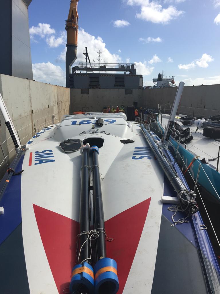 echappee_bleue's tweet image. 📦 Dans la boîte ! 📦

⛴Le monocoque bleu et blanc a quitté hier soir Pointe-à-Pitre par cargo, direction Lorient.
🔝 Une dernière étape qui referme cette magnifique parenthèse guadeloupéenne… Bravo à toute l’équipe ! 💪 
#RDR2018