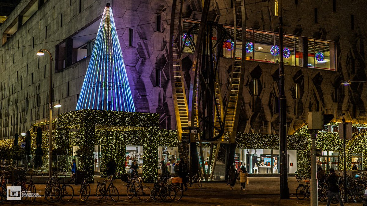 *PROJECT V/D DAG*

In navolging van Den Haag, Amsterdam, Utrecht en Eindhoven, tonen wij jullie met trots de Bijenkorf Rotterdam! 🌲🎁