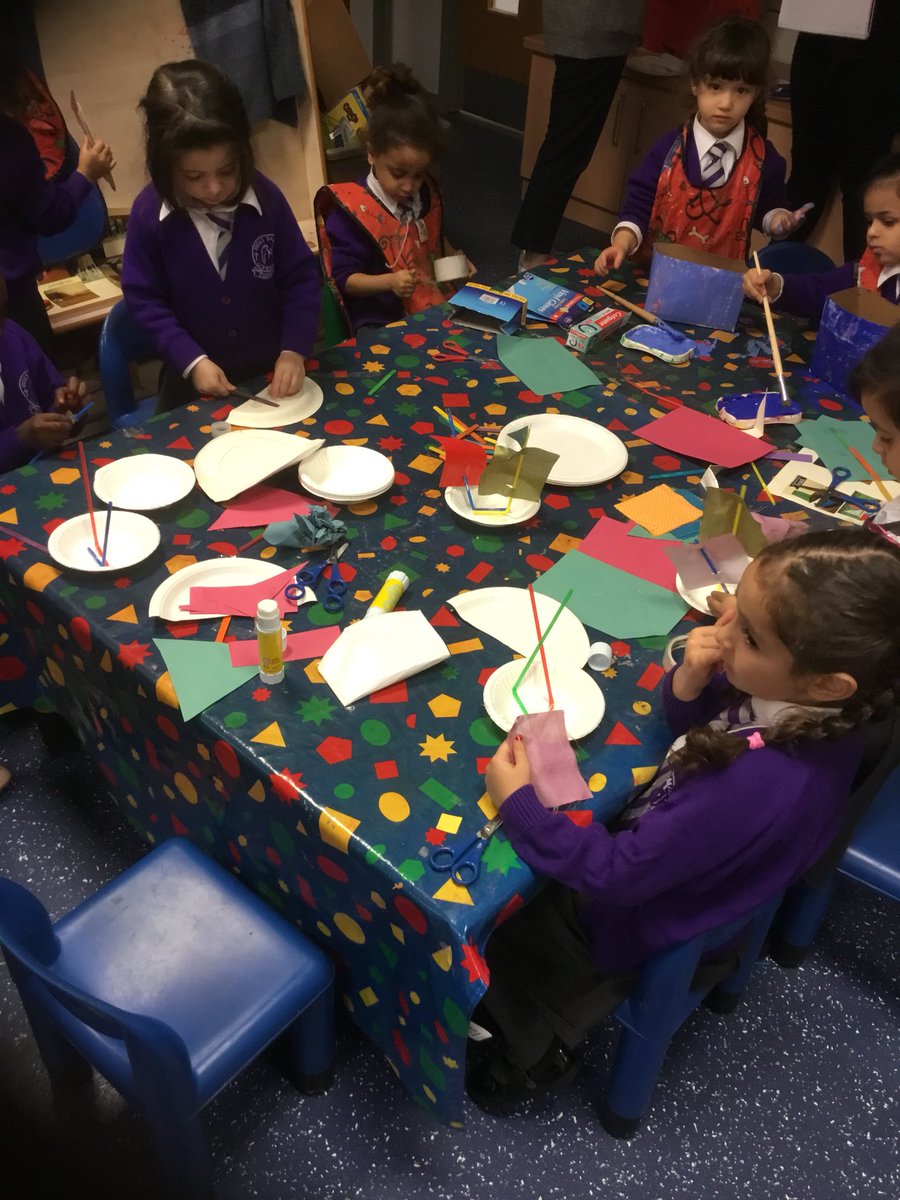 HolyFamilyL8_FS's tweet photo. A fun morning exploring through ‘Mr Gumpy’s Outing’! #boatsnack #floatingandsinking #makingboats #classifying https://t.co/oY3nkPoG0k