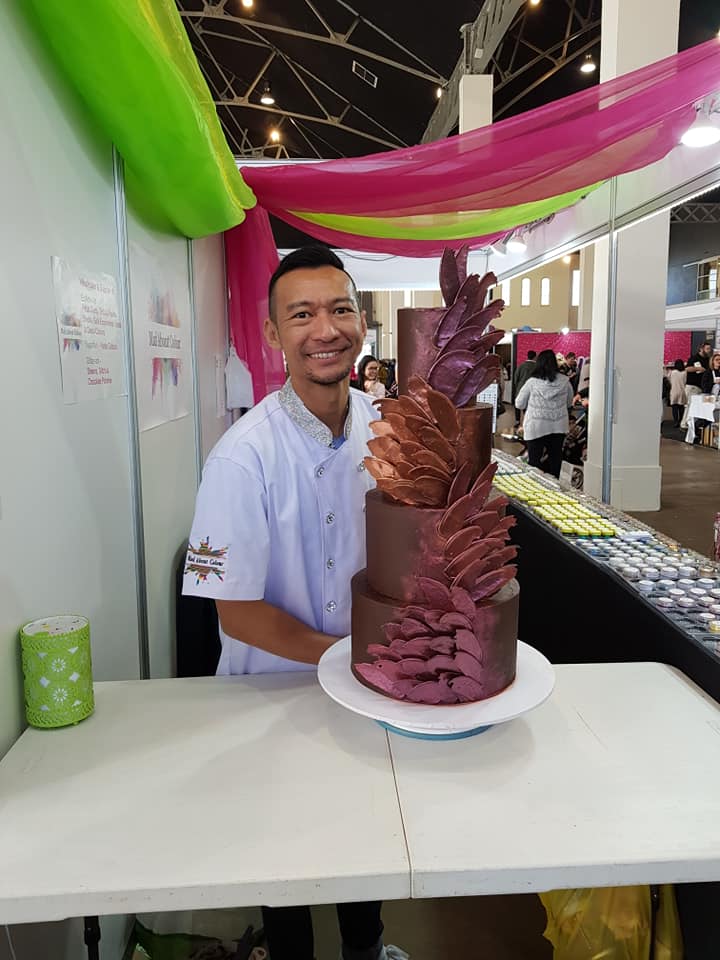 CakeBakeSweets's tweet photo. The collaboration between Mad About Colour and @handiscakes at our Sydney show was stunning, and they're bringing it to our Melbourne Cake Bake &amp; Sweets Show too!

We can't wait to see what they bake up, as well as seeing Handi on our Cake Decorating Theatre at 4pm, Friday! https://t.co/YJZgF3CclW