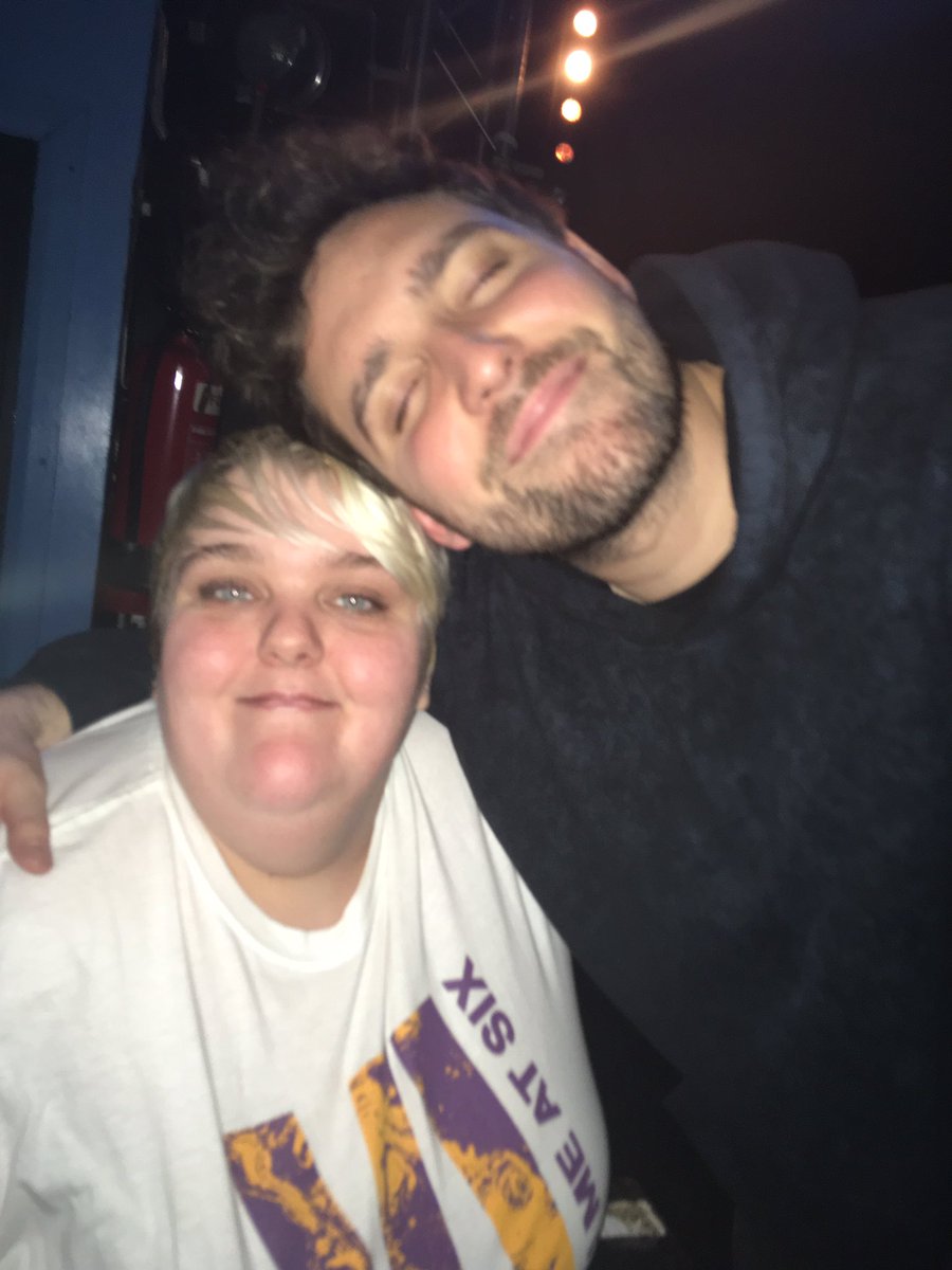 AlexAEterna's tweet image. I look awful but I got a selfie with @joshmeatsix last night and I’m so happy! ❤️
