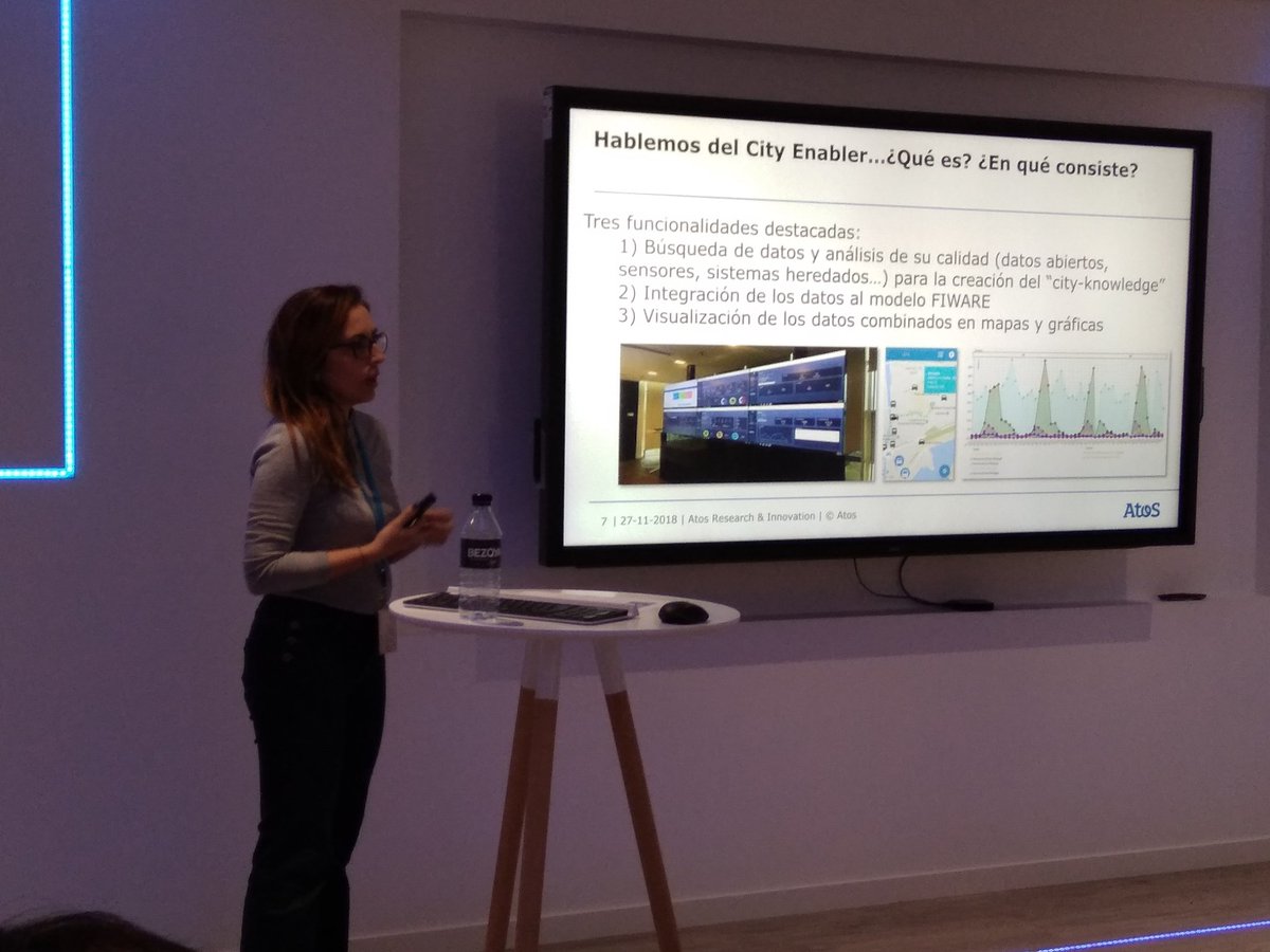 PilaruUh's tweet photo. En #aridigitalshow aprendiendo de ciudades inteligentes con @esthergarrido2 https://t.co/iT5xT6z4SK