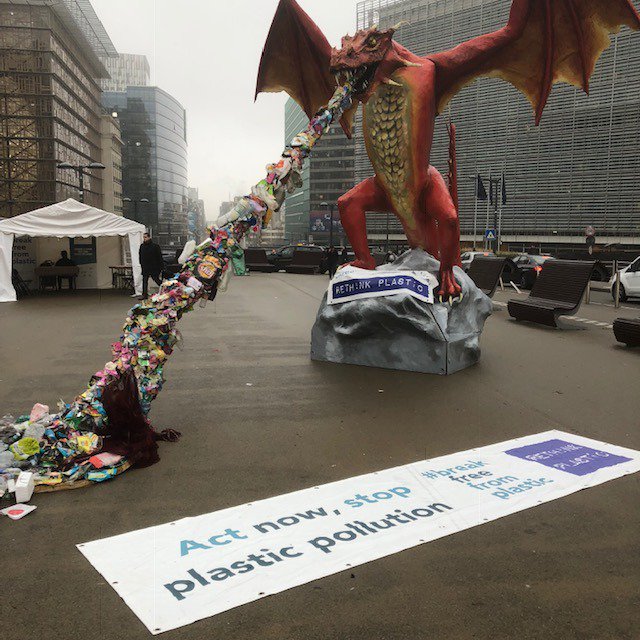 SCREENeu's tweet photo. thanks to @brkfreeplastic for this awareness-raising campaign at Schumann, Brussels. 
#breakfreefromplastic https://t.co/uqxfcpHHoK