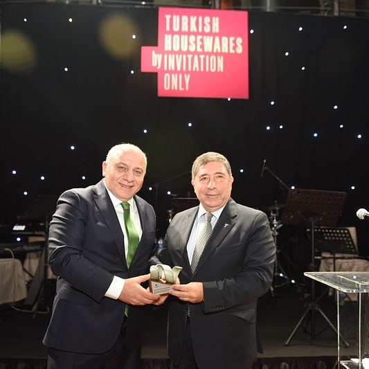 EvsidDernegi's tweet photo. 38 ülkeden 70 yabancı satınalmacıyı ağırladığımız Turkish Housewares by Invitation Only etkinliğimize katkılarıyla destek olan @iddmib Istanbul Demir ve Demirdışı Metaller Ihracatçıları Birliği'ne ve Yönetim Kurulu'na Sayın @TahsinOztiryaki nezdinde teşekkür ederiz. #evsid https://t.co/4fRuNgM0e0