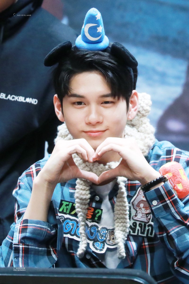 neverland_osw's tweet photo. 💚 181124 #옹성우 머리띠 부자😇 https://t.co/RanDwd7JkF