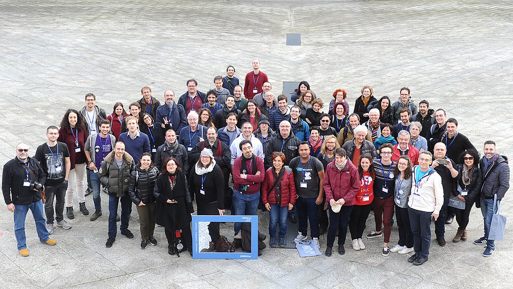 acqua_chiarella's tweet photo. #itWikiCOn2018
Siamo stati al raduno della comunità dei progetti @WikimediaItalia  🌐

Oltre 100 persone coinvolte, più di 40 sessioni di lavoro per una 3 giorni dedicata alla #Cultura a tutto tondo 🌍📚 https://t.co/9MlF7g5y2Y